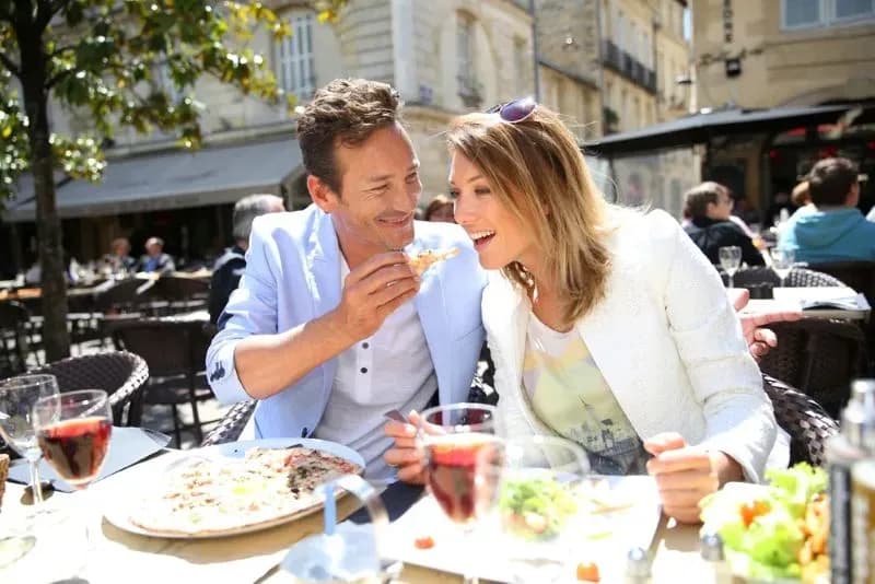 Couple-lunch-restaurant-France